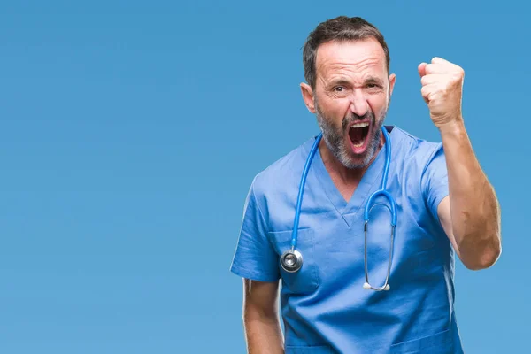 Mezza Età Hoary Anziano Medico Uomo Indossa Uniforme Medica Sfondo — Foto Stock