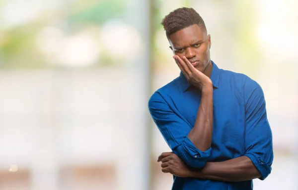 Jonge Afro Amerikaanse Man Geïsoleerde Achtergrond Denken Zoek Moe Verveeld — Stockfoto