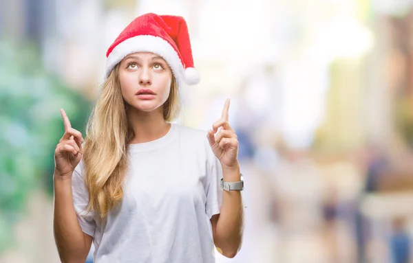 Νεαρή Όμορφη Ξανθιά Γυναίκα Που Φοράει Καπέλο Χριστουγέννων Πέρα Από — Φωτογραφία Αρχείου