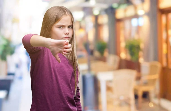 Menina Bonita Jovem Sobre Fundo Isolado Olhando Infeliz Irritado Mostrando — Fotografia de Stock