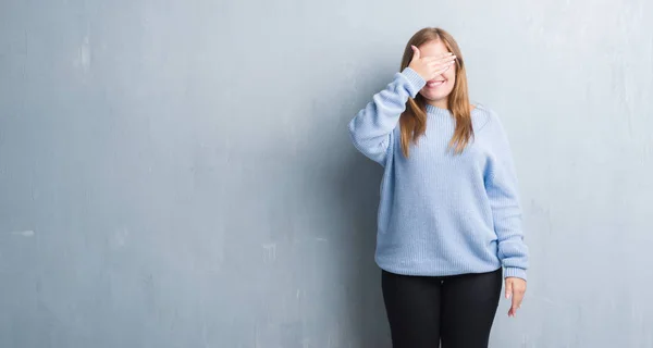 Jonge Volwassen Vrouw Grijs Grunge Muur Bril Glimlachen Lachen Met — Stockfoto