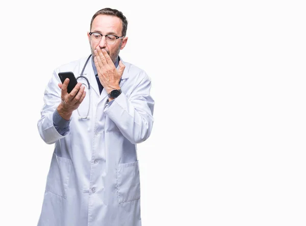 中年高级医生人发短信使用智能手机在孤立的背景覆盖口与手震惊与羞愧的错误 表达恐惧 害怕沉默 秘密概念 — 图库照片