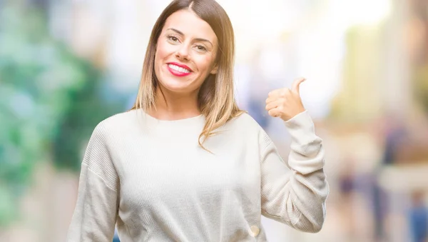 Junge Schöne Frau Lässiger Weißer Pullover Über Isoliertem Hintergrund Lächelnd — Stockfoto