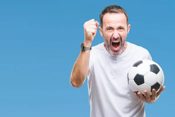中年白髪年配の男性悩まされて孤立した背景にサッカー ボールのサッカーと狂気と怒り概念の上げられた手で叫んで 怒りと不満の叫びを保持 — ストック写真