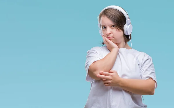 Mujer Adulta Joven Con Síndrome Que Usa Auriculares Sobre Fondo —  Fotos de Stock