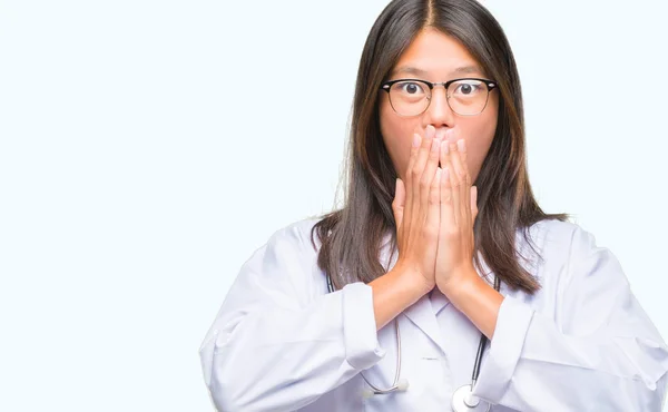 Młody Lekarz Asian Kobieta Białym Tle Szoku Obejmujące Usta Rękami — Zdjęcie stockowe