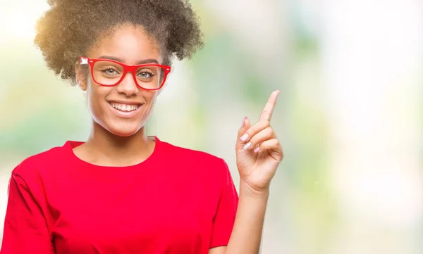 Jovem Afro Americana Vestindo Óculos Sobre Fundo Isolado Com Grande — Fotografia de Stock