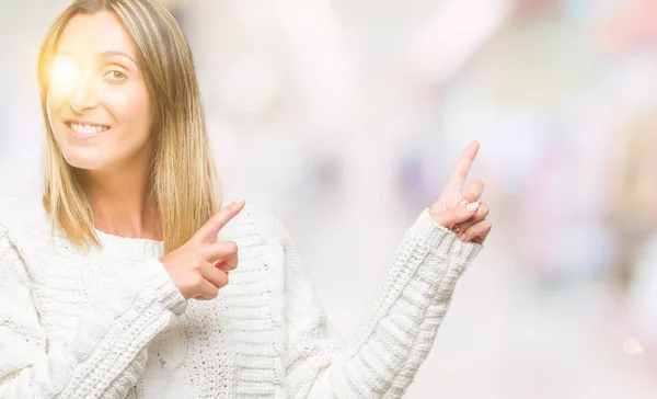 Junge Schöne Frau Trägt Winterpullover Über Isoliertem Hintergrund Lächelt Und — Stockfoto