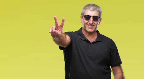 Hombre Mayor Guapo Con Gafas Sol Sobre Fondo Aislado Sonriendo — Foto de Stock