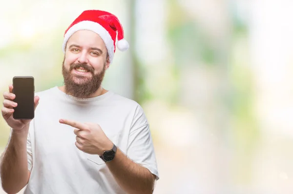 Young Caucasian Man Wearing Christmas Hat Showing Smartphone Screen Isolated — Stock Photo, Image