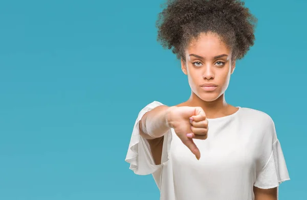 Jovem Afro Americana Sobre Fundo Isolado Olhando Infeliz Irritado Mostrando — Fotografia de Stock