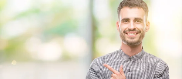 Joven Hipster Hombre Alegre Con Una Sonrisa Cara Apuntando Con —  Fotos de Stock