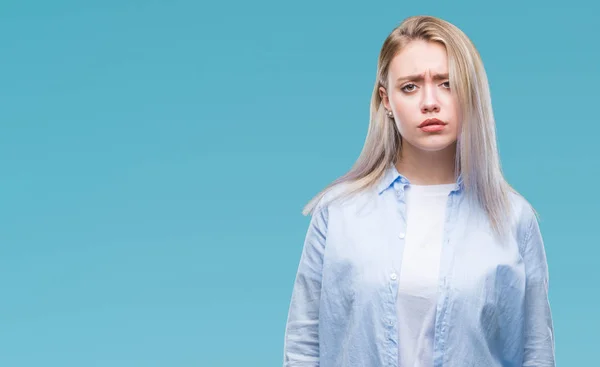 Unga Blonda Kvinnan Över Isolerade Bakgrund Skeptiker Och Nervös Rynkar — Stockfoto