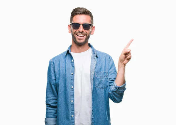 Junger Gutaussehender Mann Mit Sonnenbrille Vor Isoliertem Hintergrund Mit Einem — Stockfoto