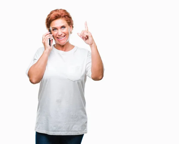 Atractiva Mujer Pelirroja Caucásica Mayor Hablando Teléfono Inteligente Sobre Fondo — Foto de Stock