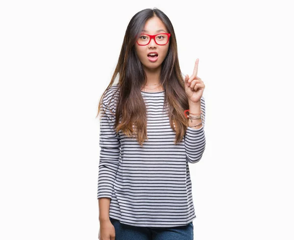 Jeune Femme Asiatique Portant Des Lunettes Sur Fond Isolé Pointant — Photo