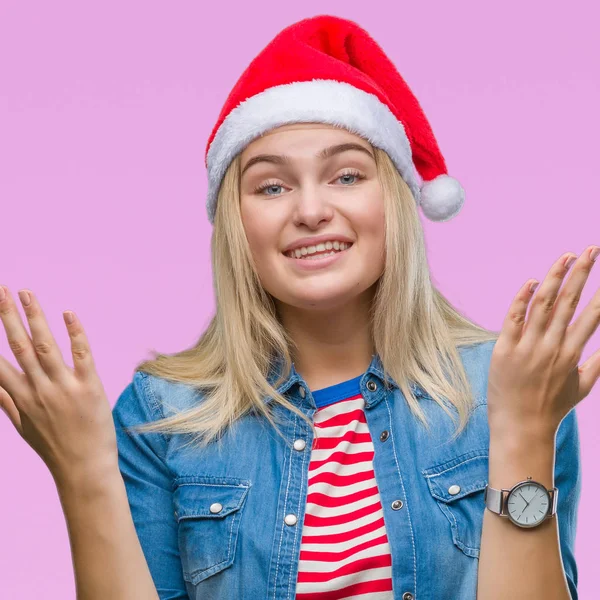 若い白人女性をクリスマスの帽子をかぶっては 背景を祝う怒って叫んで調達とクローズの目が興奮して腕を成功のために狂気を分離しました 勝者の概念 — ストック写真