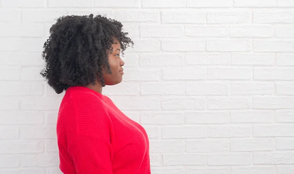 Jonge Afrikaanse Amerikaan Grootte Vrouw Witte Bakstenen Muur Zoek Naar — Stockfoto