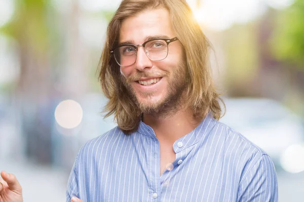 Giovane Bell Uomo Con Capelli Lunghi Che Indossa Occhiali Sfondo — Foto Stock