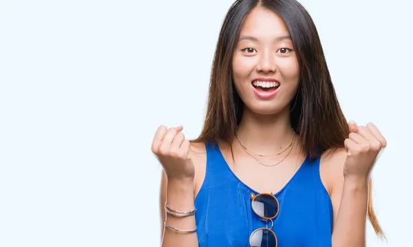 Jonge Aziatische Vrouw Geïsoleerde Achtergrond Vieren Verrast Verbaasd Voor Succes — Stockfoto