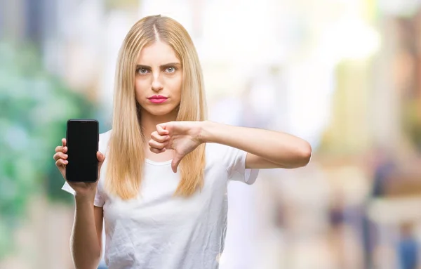 Joven Hermosa Mujer Rubia Mostrando Teléfono Inteligente Sobre Fondo Aislado —  Fotos de Stock