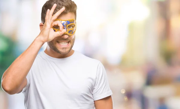 Joven Hombre Guapo Con Máscara Carnaval Sobre Fondo Aislado Haciendo —  Fotos de Stock