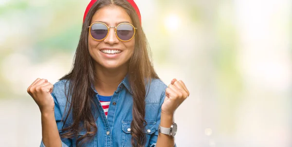 Joven Mujer Árabe Hermosa Con Gafas Sol Sobre Fondo Aislado —  Fotos de Stock