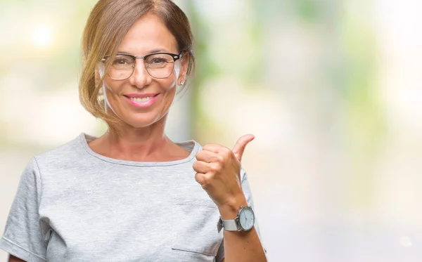 Middelbare Leeftijd Senior Spaanse Vrouw Bril Geïsoleerde Achtergrond Gelukkig Duimschroef — Stockfoto