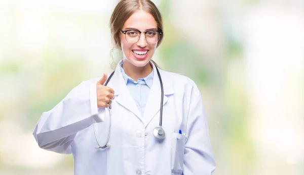 Linda Jovem Mulher Médica Loira Vestindo Uniforme Médico Sobre Fundo — Fotografia de Stock