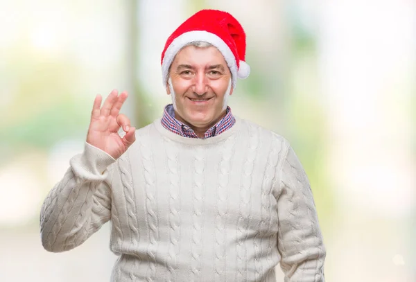 英俊的老人戴着圣诞节帽子在孤立的背景微笑积极做 标志与手和手指 成功表达式 — 图库照片