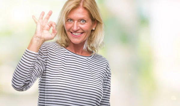 Mulher Loira Meia Idade Sobre Fundo Isolado Sorrindo Positivo Fazendo — Fotografia de Stock