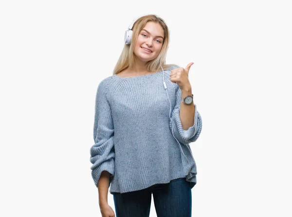 Joven Mujer Caucásica Escuchando Música Usando Auriculares Sobre Fondo Aislado — Foto de Stock