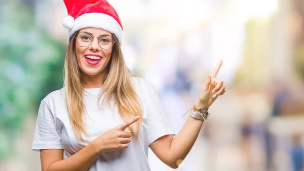 Jovem Mulher Bonita Vestindo Chapéu Natal Sobre Fundo Isolado Sorrindo — Fotografia de Stock