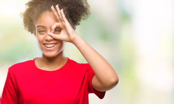 Молодих Афро Американку Над Ізольованих Фону Роблячи Жест Рукою Посміхаючись — стокове фото