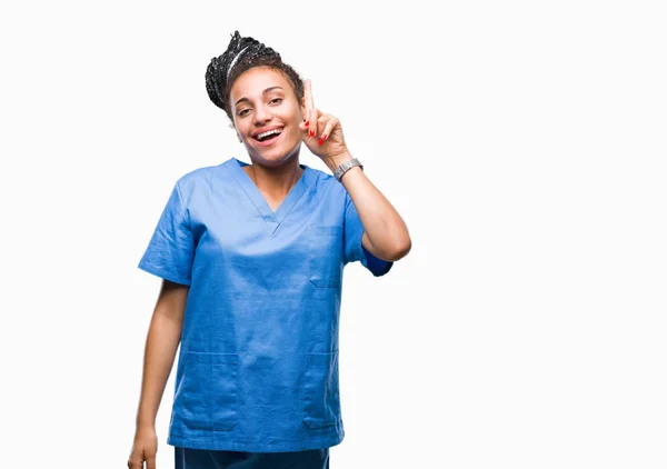 Молодые Плетеные Волосы Африканская Девушка Профессиональная Медсестра Изолированном Фоне Указывая — стоковое фото