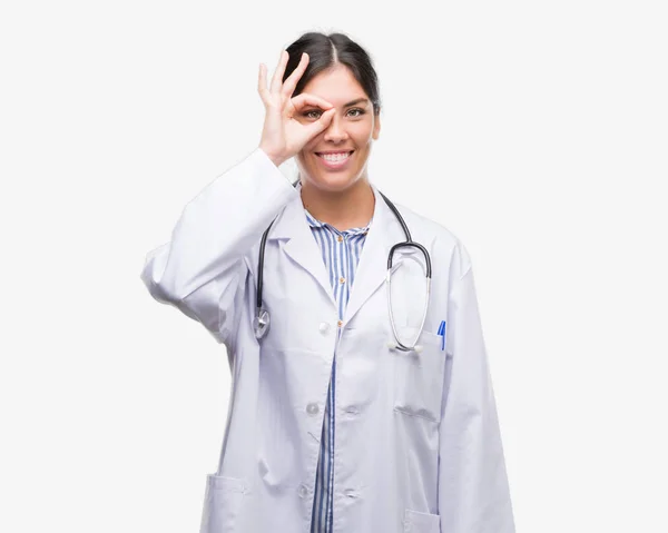 Joven Doctora Hispana Con Cara Feliz Sonriendo Haciendo Buen Signo —  Fotos de Stock