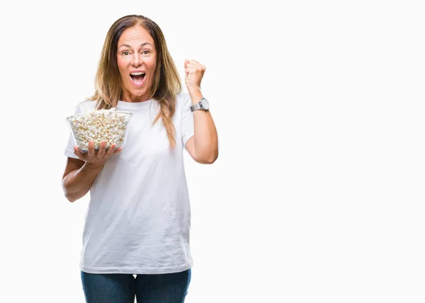 Mulher Hispânica Meia Idade Comendo Pipocas Sobre Fundo Isolado Gritando — Fotografia de Stock