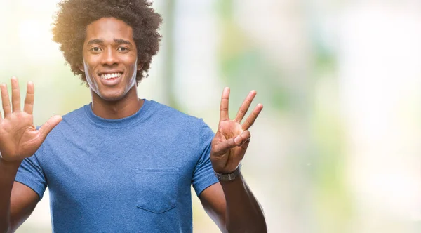 Afro Americký Muž Izolované Pozadí Zobrazení Ukázal Prsty Číslo Osm — Stock fotografie