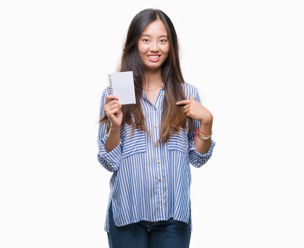 Młoda Kobieta Azjatyckich Gospodarstwa Notebook Białym Tle Niespodzianka Twarzy Palcem — Zdjęcie stockowe