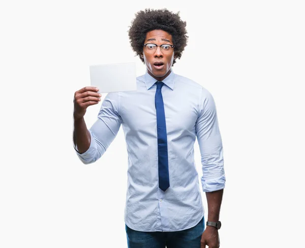 Afro Amerikansk Man Hålla Tomt Kort Över Isolerade Bakgrund Rädd — Stockfoto