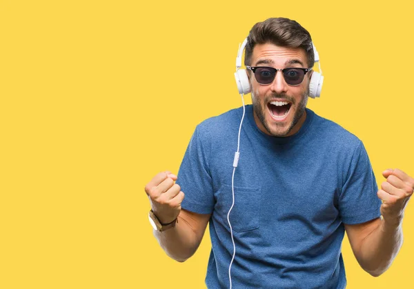 Όμορφος Νεαρός Φορώντας Ακουστικά Ακούτε Μουσική Μέσω Απομονωμένες Φόντο Γιορτάζει — Φωτογραφία Αρχείου