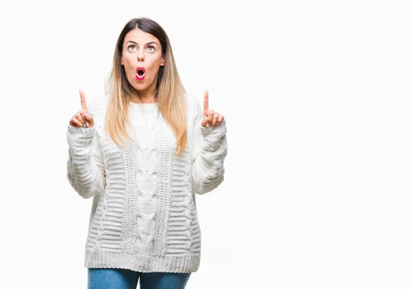 Junge Schöne Frau Lässiger Weißer Pullover Über Isoliertem Hintergrund Erstaunt — Stockfoto