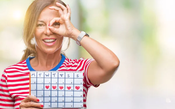 Mujer Hispana Mayor Mediana Edad Sosteniendo Calendario Menstruación Sobre Fondo — Foto de Stock