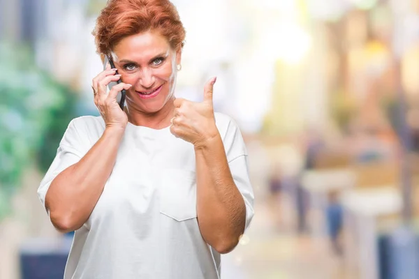 Attractief Senior Kaukasische Roodharige Vrouw Praten Smartphone Geïsoleerd Achtergrond Blij — Stockfoto