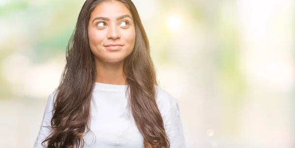 Joven Mujer Árabe Hermosa Sobre Fondo Aislado Sonriendo Mirando Lado —  Fotos de Stock