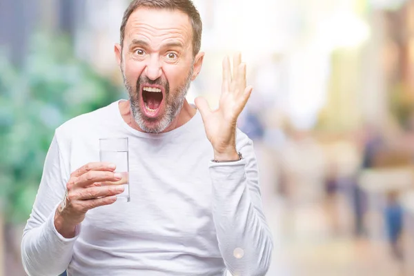 笑顔で叫び 手を上げた勝利を祝って分離背景非常に幸せと興奮 受賞式にわたって水のガラスを飲む中年白髪年配の男性 — ストック写真