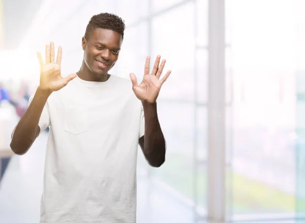 Jovem Afro Americano Vestindo Camiseta Branca Mostrando Apontando Para Cima — Fotografia de Stock