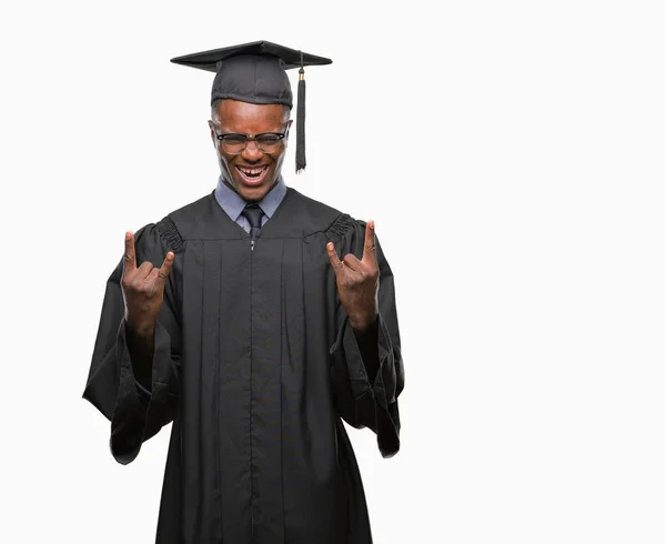 Νέοι Αποφοίτησε Αφρικανική Αμερικανική Άνθρωπος Πέρα Από Απομονωμένο Υπόβαθρο Φωνάζοντας — Φωτογραφία Αρχείου