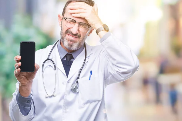 Seniorarzt Mittleren Alters Zeigt Smartphone Bildschirm Vor Isoliertem Hintergrund Gestresst — Stockfoto