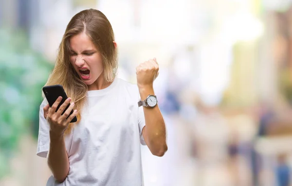 Jovem Bela Mulher Loira Usando Smartphone Sobre Fundo Isolado Irritado — Fotografia de Stock